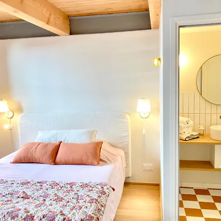 Le Petit - & A Deux Pas Du Pont D'avignon Et Du Palais Des Papes Bed & Breakfast